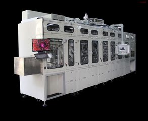 Pienen auton akun tuotantolinja akun l&auml;mp&ouml;saumauskoneella